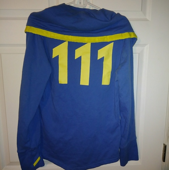 *DONATED* Fallout Vault 111 Hoodie - Picture 5 of 6